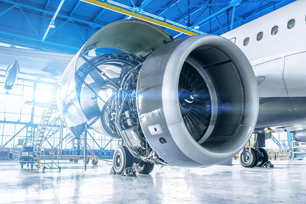 Triebwerk eines großen Passagierflugzeugs wird in einem Hangar gewartet